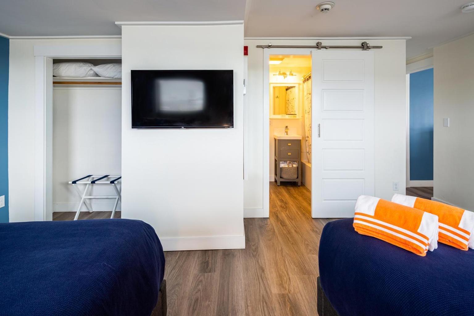Breakwater Hotel 3*